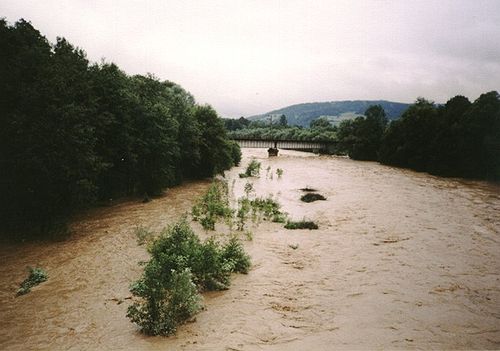 500px-Skawa_River_Poland_flood_2001.jpg