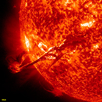 Una llamarada solar que estalla en la superficie del Sol