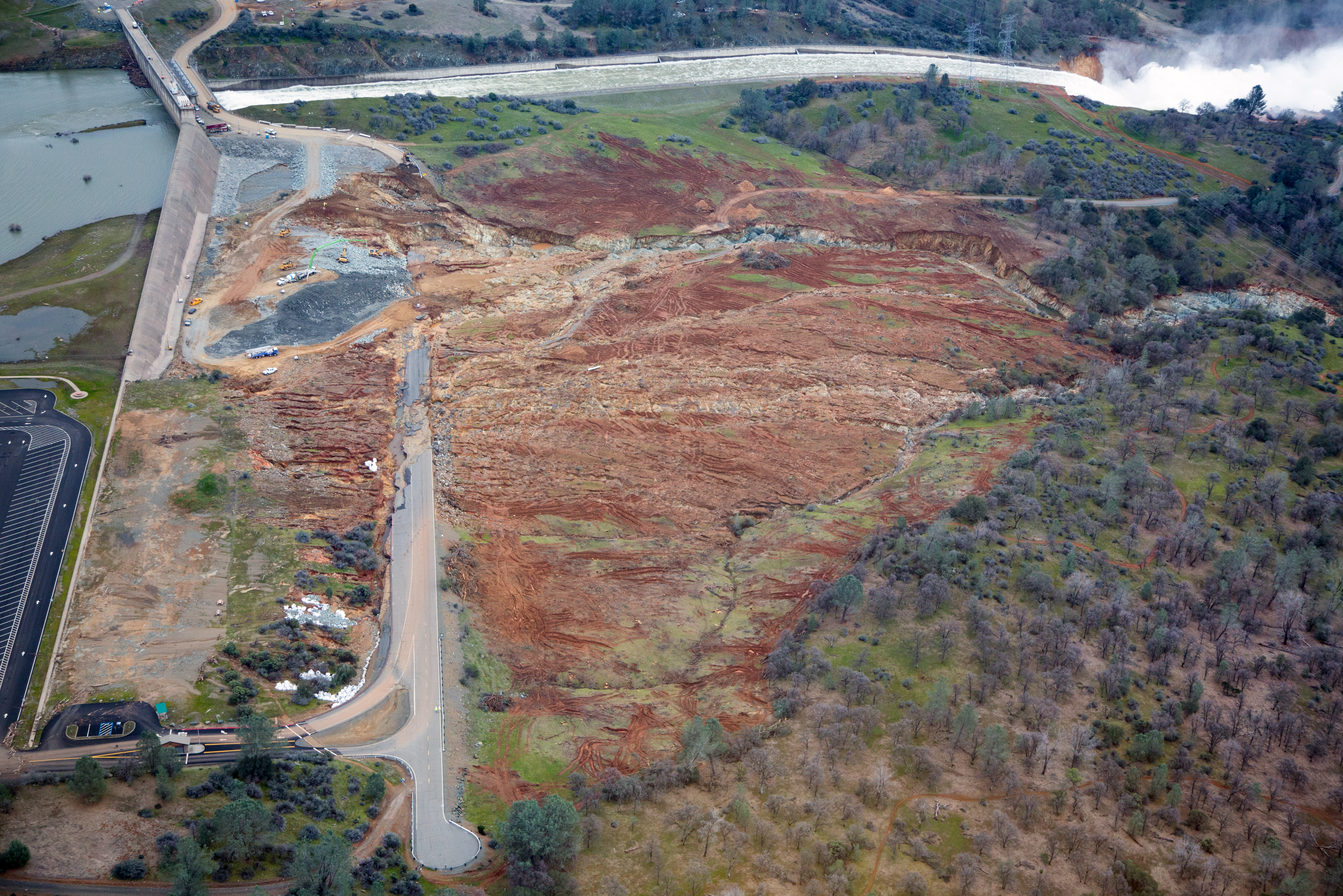 4.2.2 lab coastal erosion case study (ut lab submission) Oroville_Dam_aerial_of_damage_16_Feb_2017.jpg