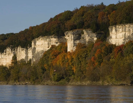 acantilados de piedra caliza en el río Missouri