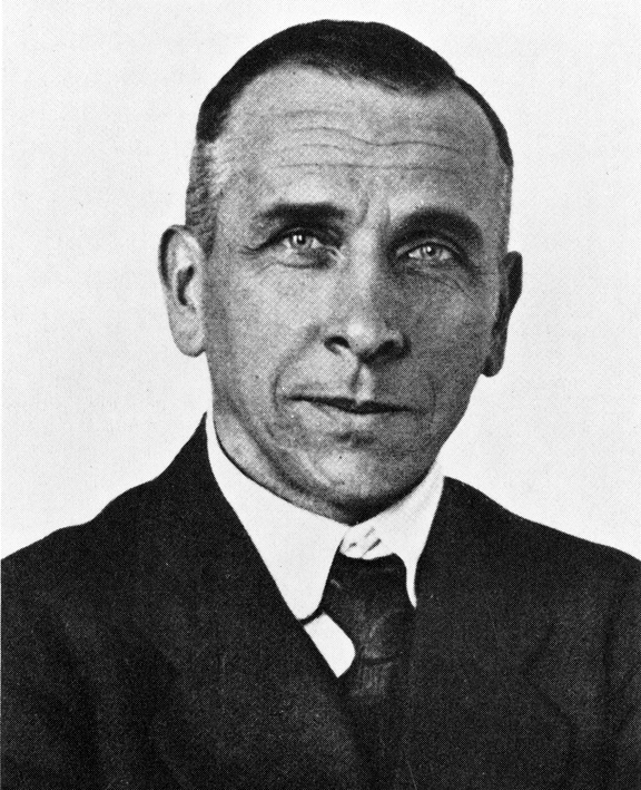 Old photograph of a young Alfred Wegener. He is clean shaven, with slicked-back hair, and a suit and tie.