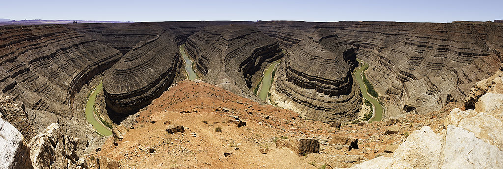 A winding river cut deep through hundreds of feet of rock. The San Juan River incised the flat Colorado Plateau at Goosenecks State Park, southeastern Utah.