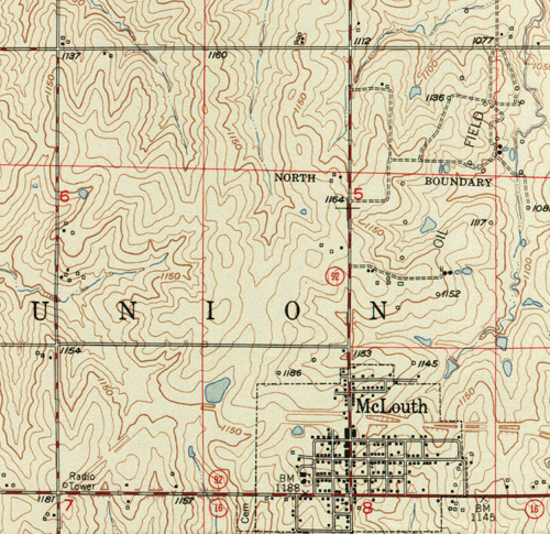 Porción del mapa topográfico que muestra la influencia de Public Land Survey en la red vial en el medio oeste de EE. UU.