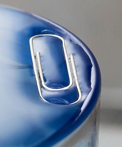 La tensi&oacute;n superficial mantiene el clip en la parte superior del agua.