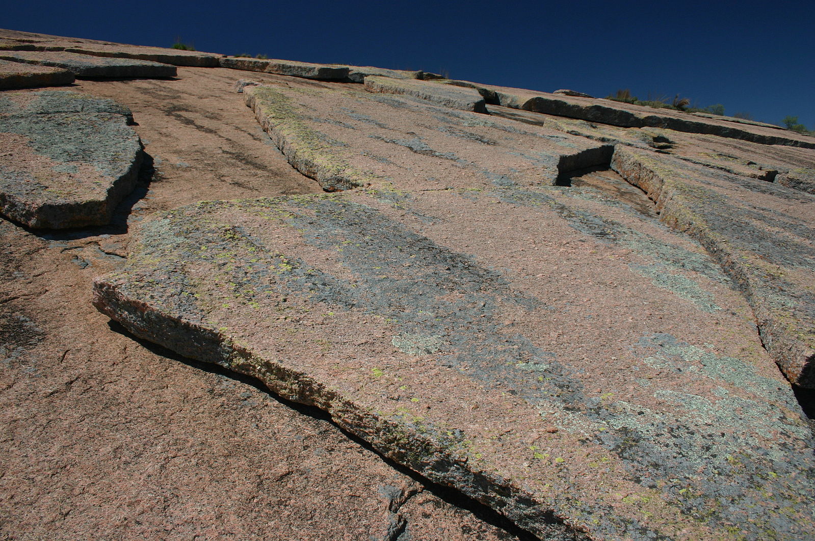 La roca de granito tiene una capa relativamente delgada que se está desprendiendo