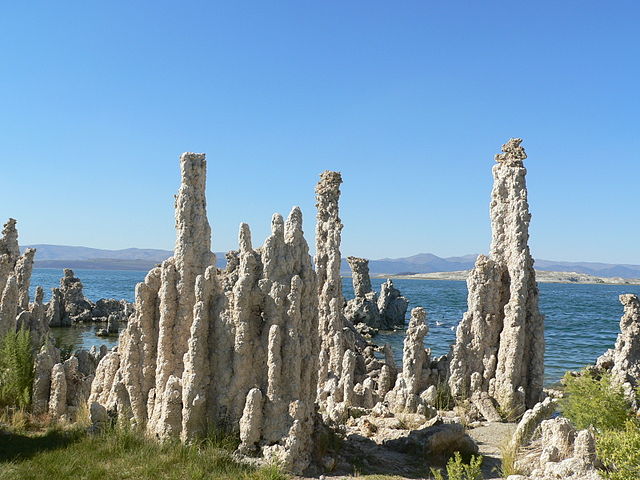 Las torres de piedra caliza gris se desprenden verticalmente del suelo.