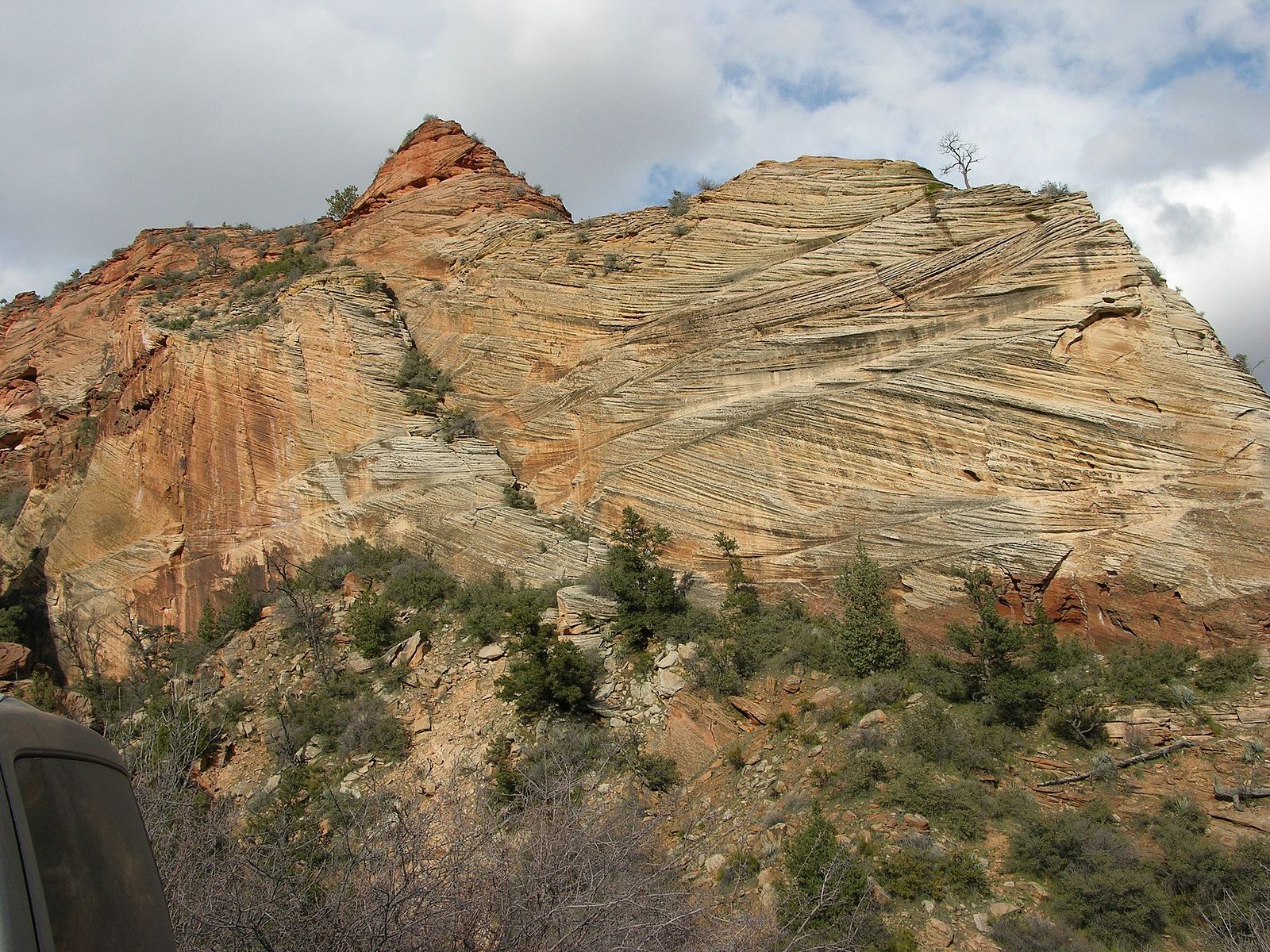 La montaña tiene una gran variedad de ángulos de lechos, como resultado de que las dunas se mueven en todas las direcciones.