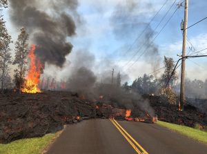 Lava de Kiluea destruyendo camino en Hawai.