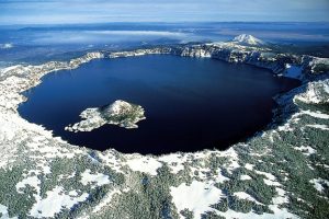 La montaña tiene un gran agujero en el centro que se llena con el lago.